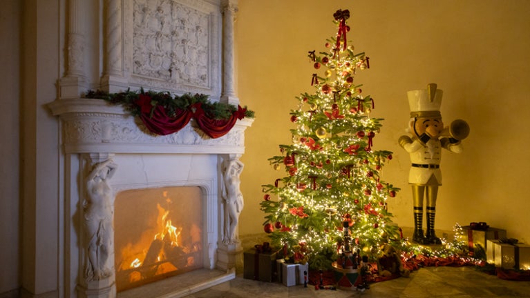 Festive scene in the Sounding Chamber